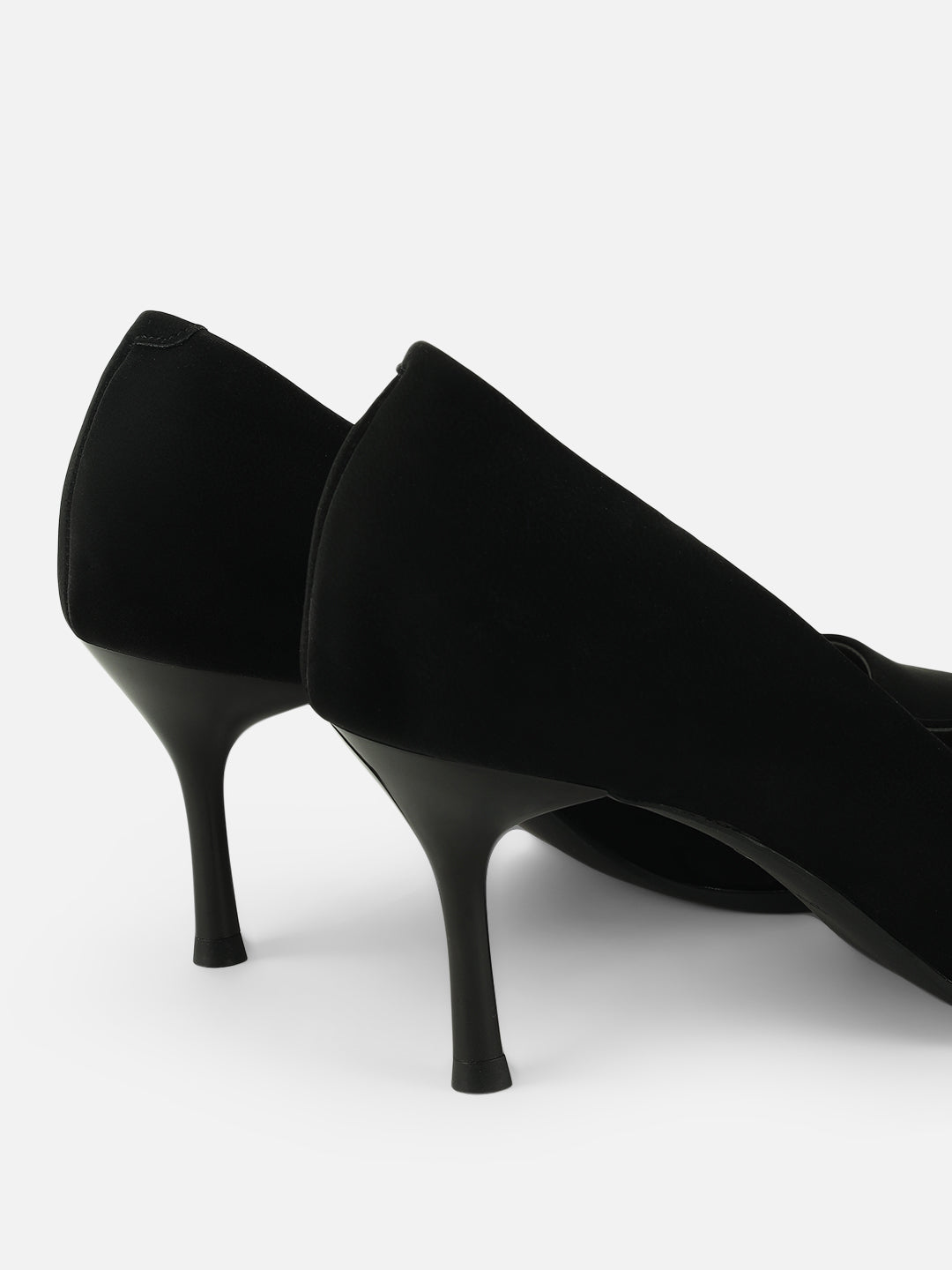 Beatnik Elegance: Buckled Beauty for Effortless Black Glam Pumps