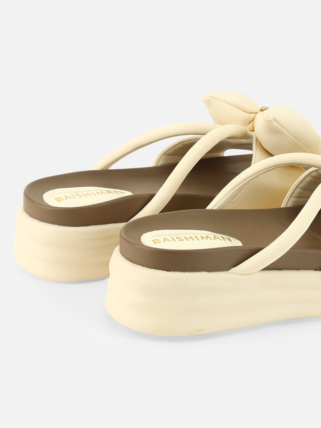 Beatnik Chic Charm: White Bow Comfort Sandals with Gold Accent