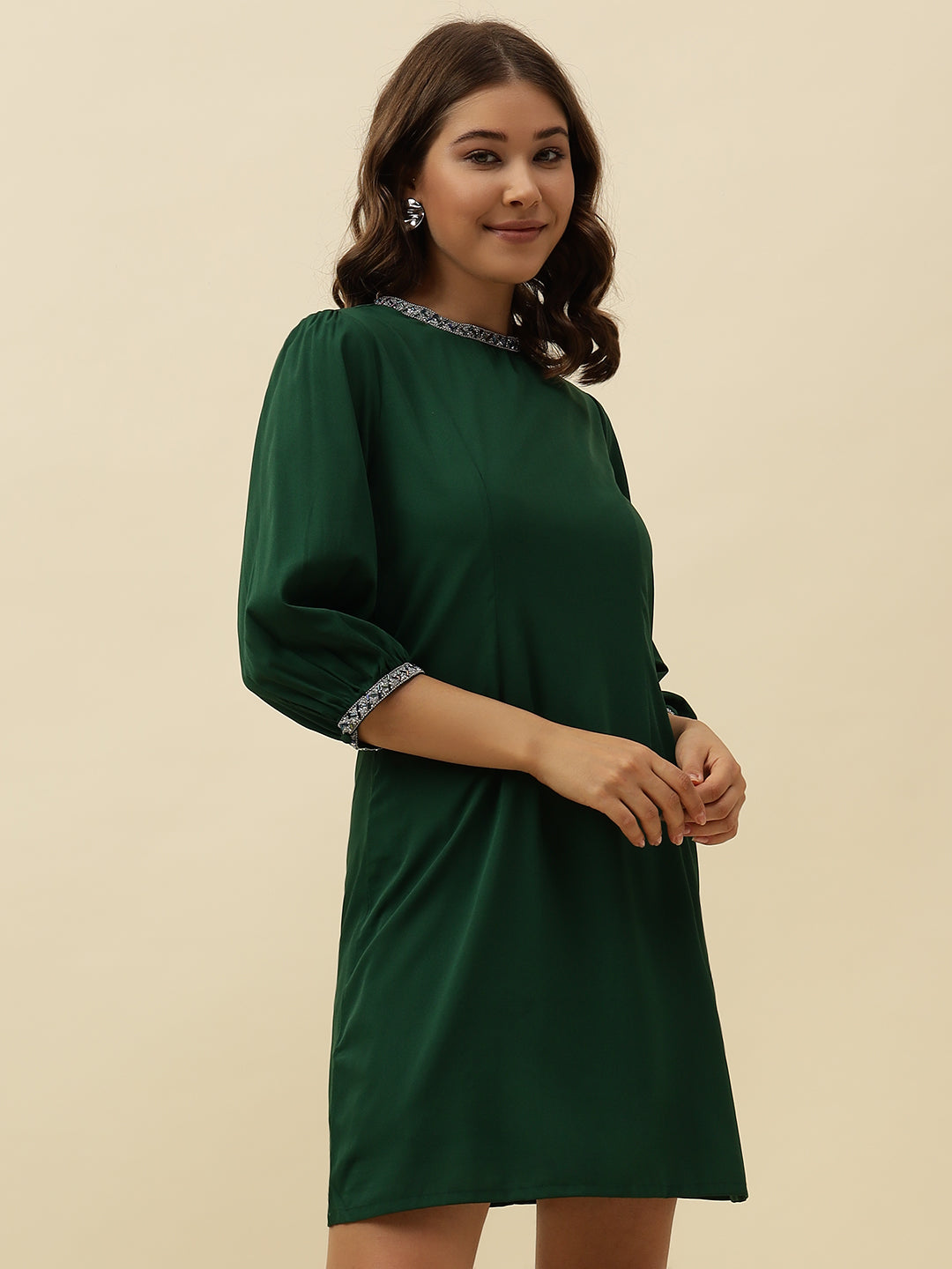 Elegant Blouson Crepe Mini Green Dress with Lace Detail and Puff Sleeves Beatnik