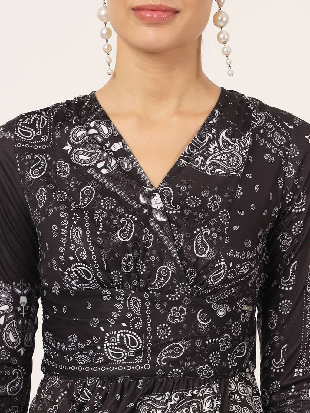 Beatnik Paisley Noir Embracing Vibe in Chic V-neck Full Sleeve Dress
